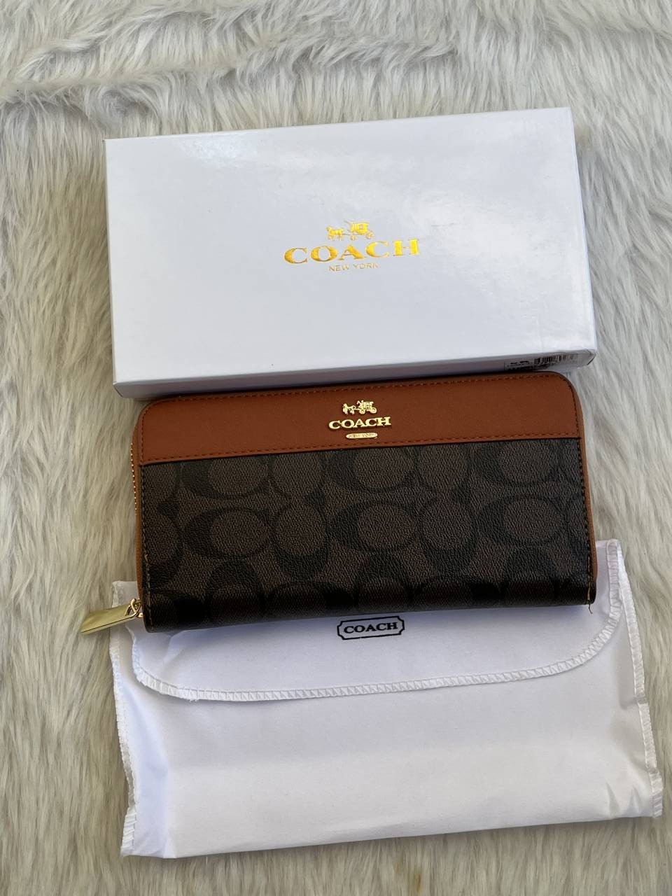 Coatch_136_Long_Zippy_Wallet_With_OriginalBox_DustCover